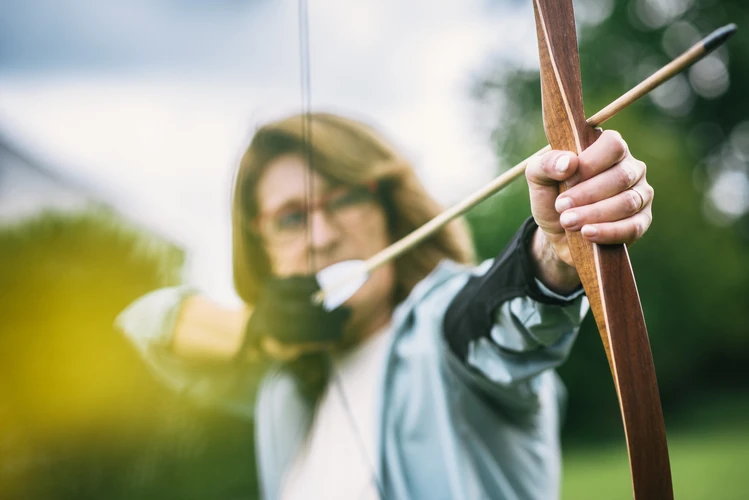 Nahaufnahme von Frau, die bogen spannt
