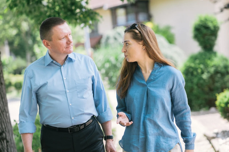 ein mann und eine frau spazieren drau&szlig;en